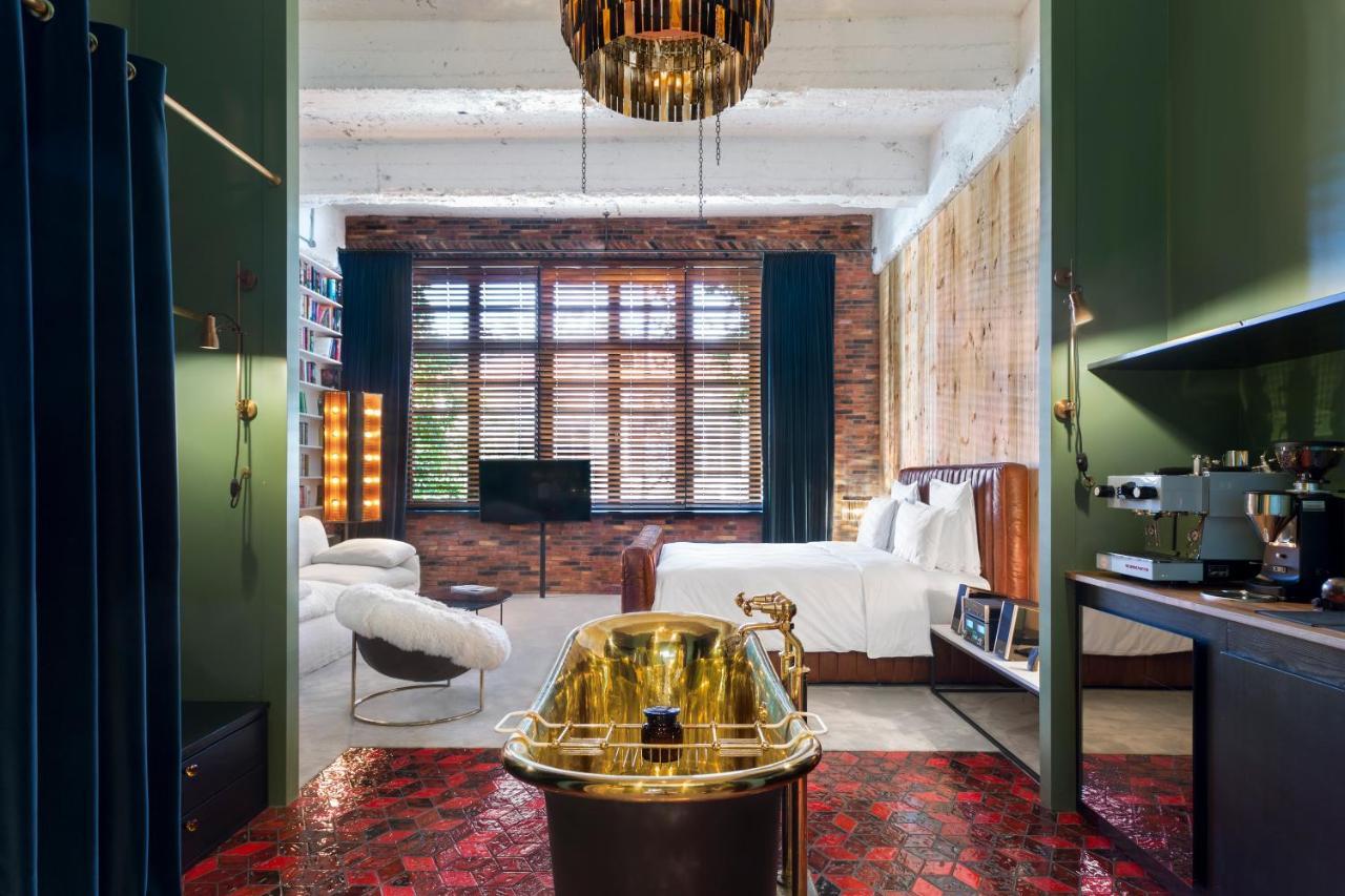 Aviator Signature Room